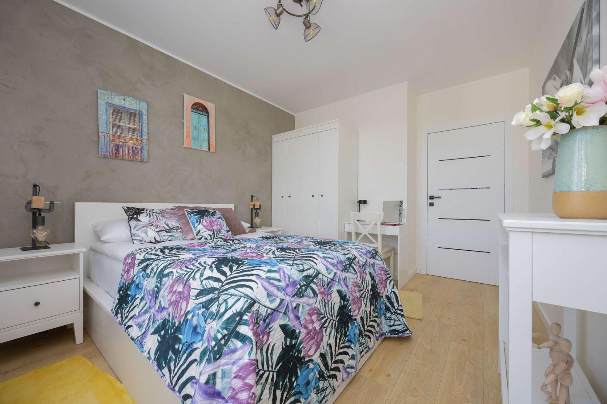 Exceptional In With Parking By Renters